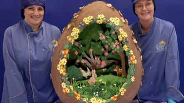 Chocolatiers With Egg 6244