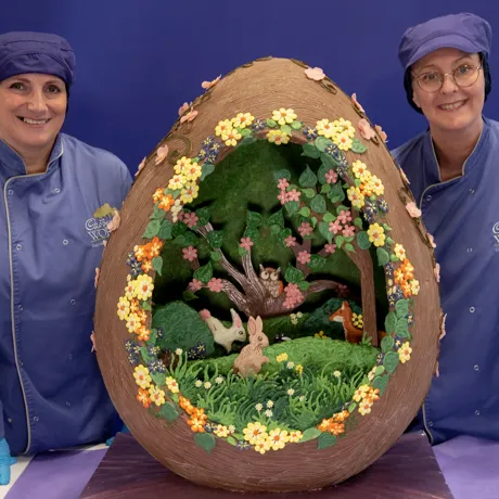 Chocolatiers With Egg 6244