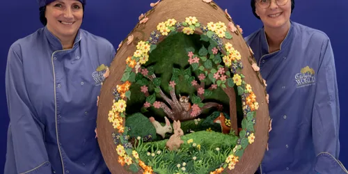 Chocolatiers With Egg 6244